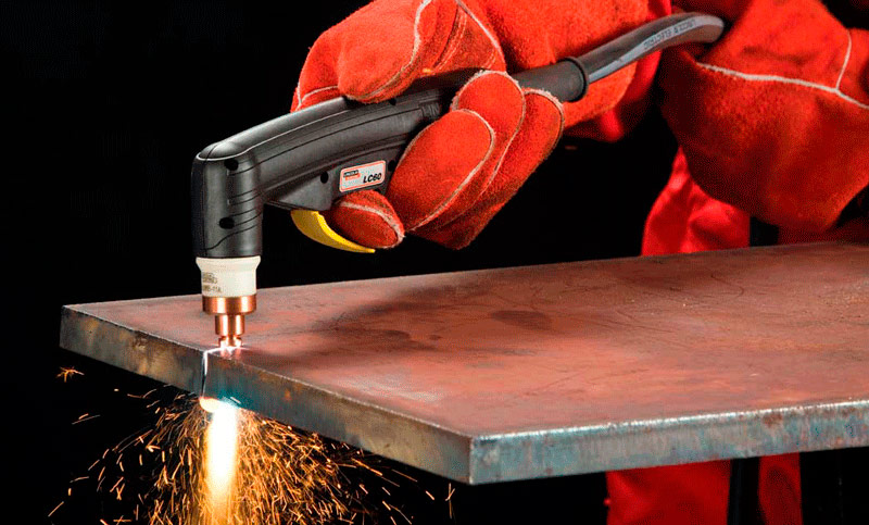 section de métal par coupeur de plasma