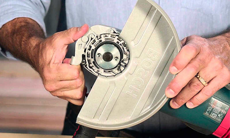 Réglage de la protection d'une meuleuse d'angle sans clé