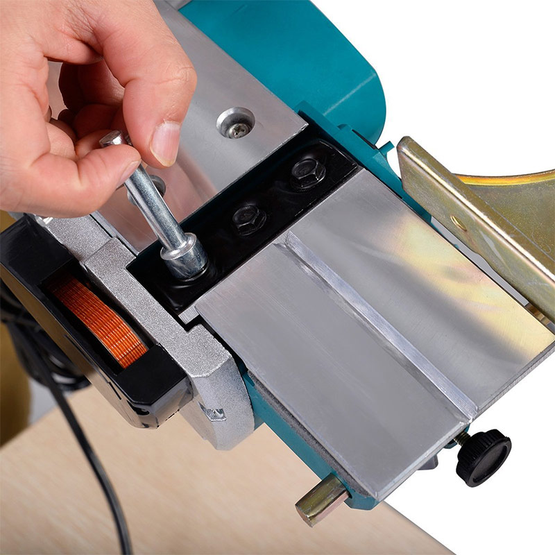 Rainure longitudinale en V