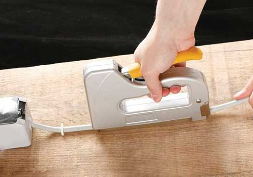 Agrafeuse pour attacher les câbles réseau