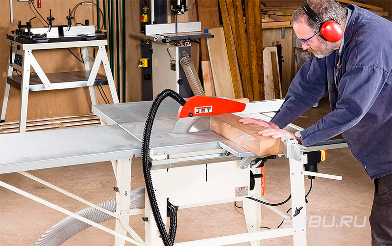 Scie circulaire stationnaire