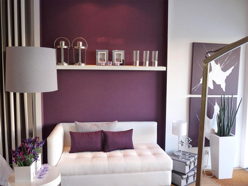 Salon dans les tons rouge et violet