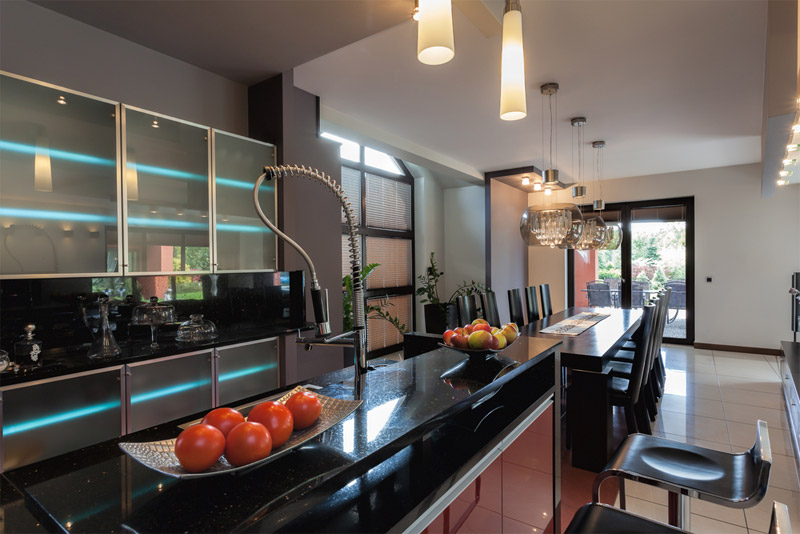 Lámparas y candelabros en la cocina en estilo moderno y de alta tecnología.