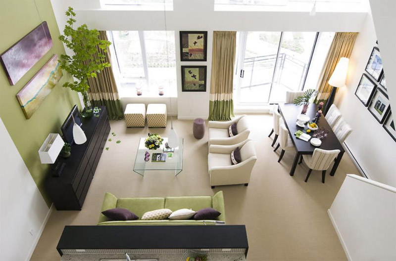 Gordijnen en een bank worden gecombineerd met een contrastmuur