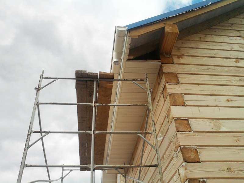 Exemple d'un avant-toit en surplomb