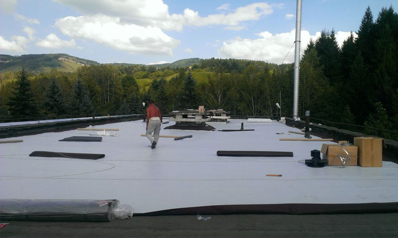 Le dispositif d'un toit plat de matériaux laminés ou surfacés