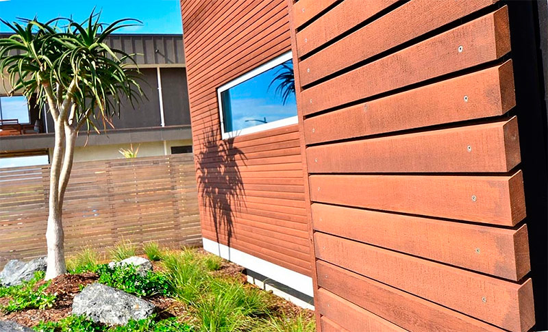 Façade d'une maison garnie de planches