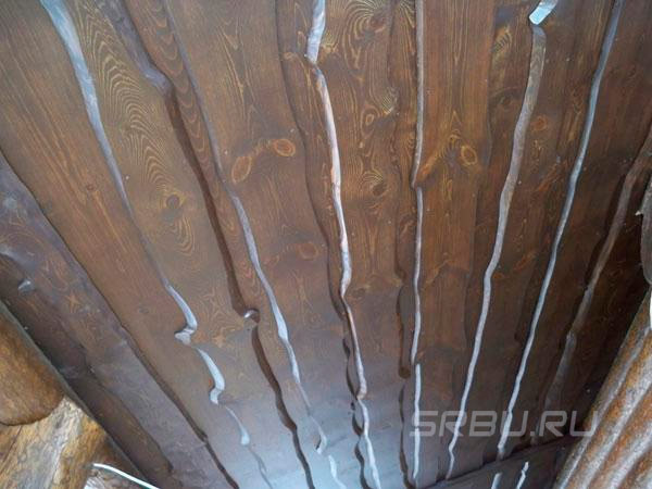 Planche non tranchante au plafond