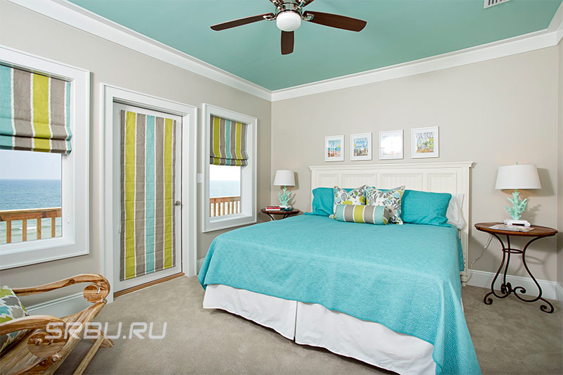 Peindre pour le plafond dans la chambre