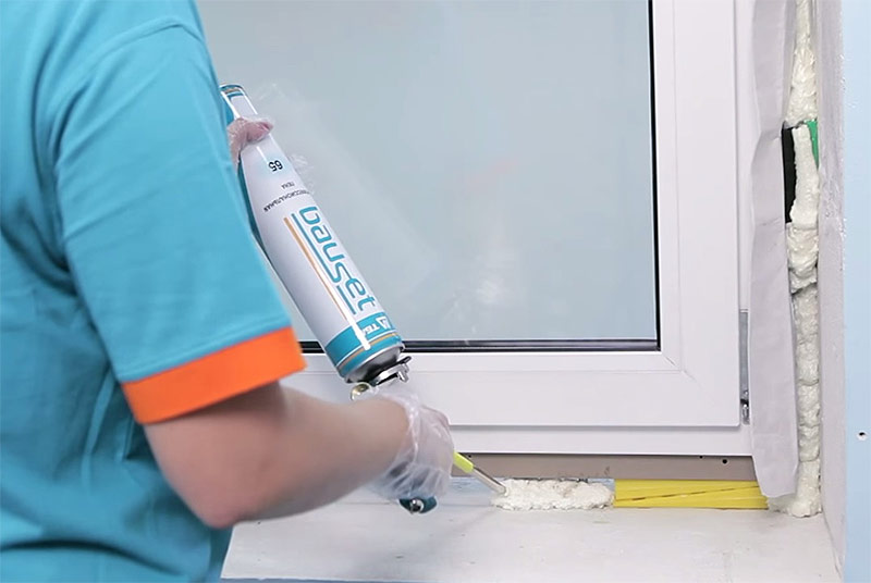 Remplir le joint de montage avec de la mousse