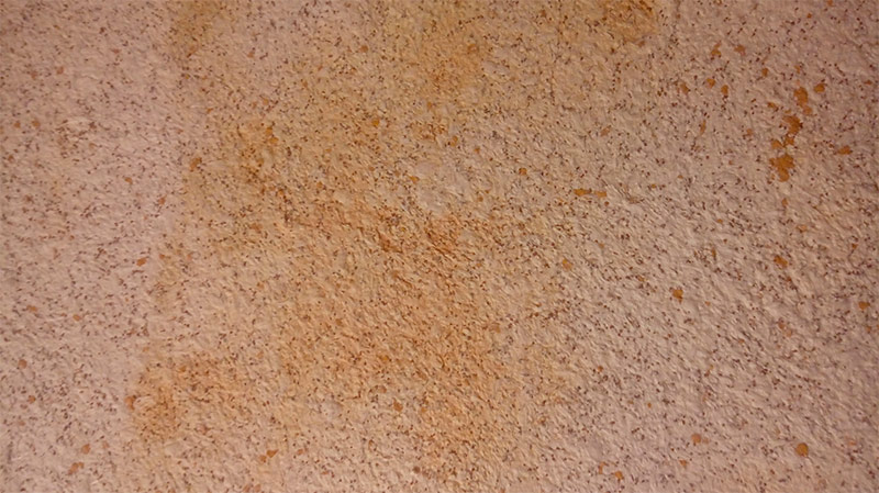 L'apparition de taches sur le papier peint liquide