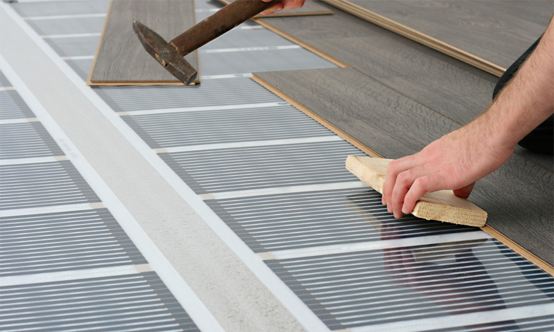 Examens sur la possibilité d'utiliser un sol chaud sous le stratifié