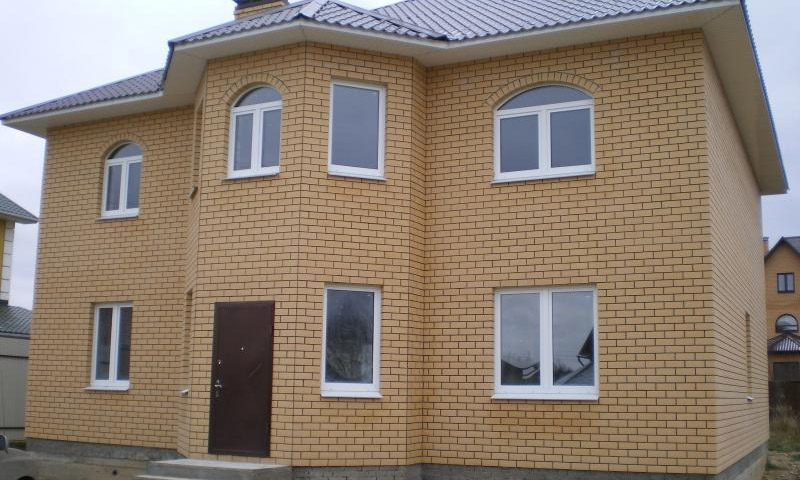 Estimations et revues des développeurs sur les maisons en briques