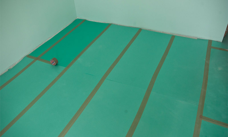 Pose du substrat sous le revêtement de sol stratifié