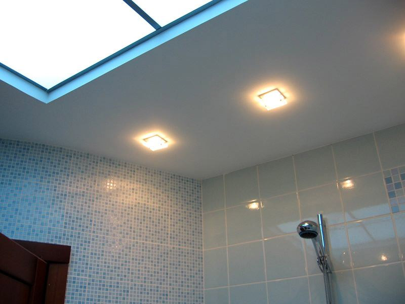 Plafond de placoplâtre dans la salle de bain