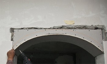 Comment plier les profils de cloison sèche et de métal pour cela