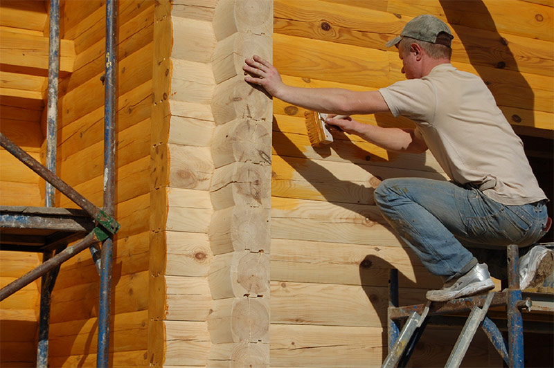 Colorer une nouvelle maison en bois avec antiseptiques