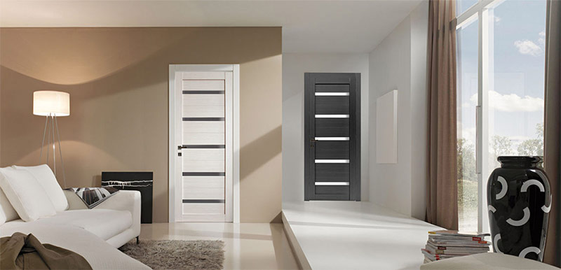 Des portes dans la couleur des murs et en contraste avec elles