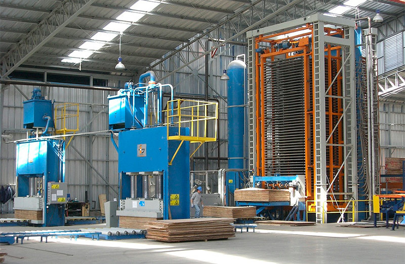 Presser et coller du contreplaqué