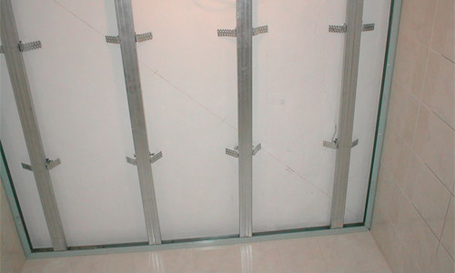 Tours de métal pour panneaux en PVC