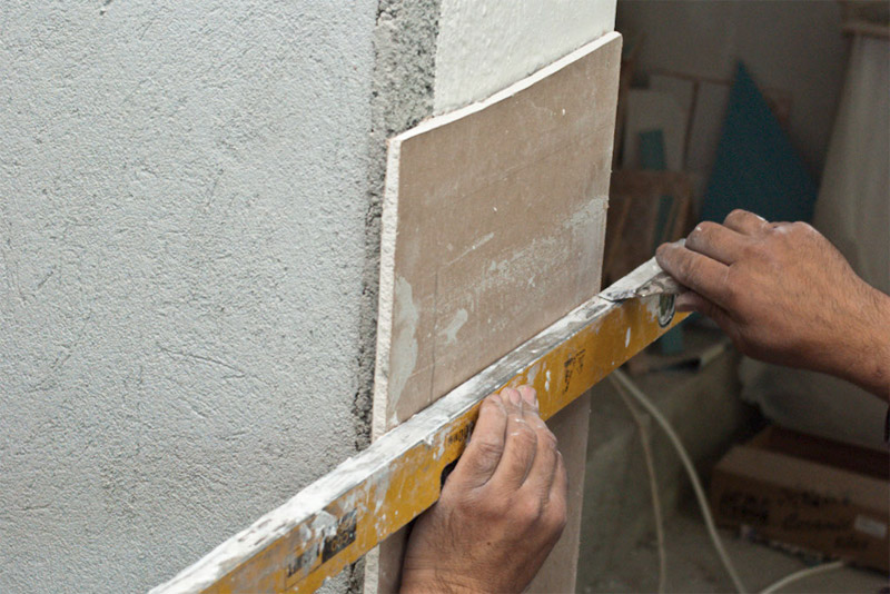 Nous faisons des coupes sur la feuille de cloison sèche