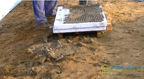 Application de colle sur du polystyrène expansé