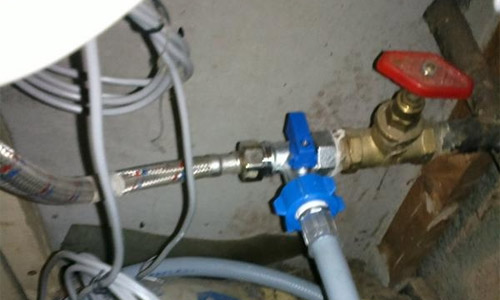 Relier la machine à laver à la cuvette des toilettes